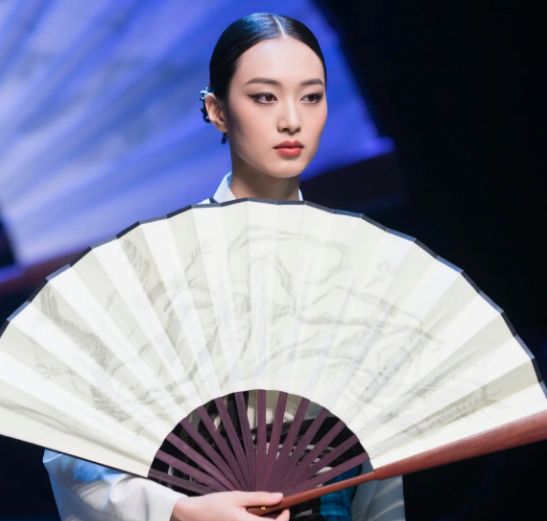 The Functionality And Narrative Power Of Folding Fans In Contemporary Stage Costume Design