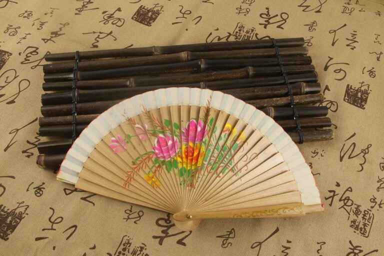 Hand fan use
